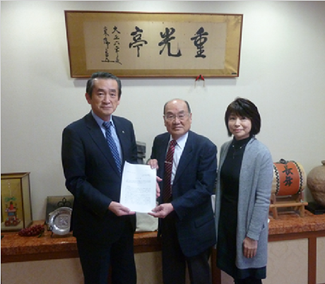 町長に答申する岩崎会長(中央)と湊谷副会長(右)