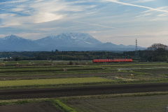 春の大山とローカル列車