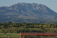 大山とローカル列車