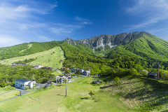 豪円山のろし台から観る大山の新緑