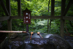 石畳の参道　御神水