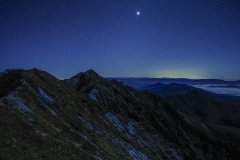 大山山頂から観る星空と稜線