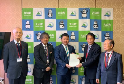 （門脇教育民生常任委員長、大原副議長、竹口町長、米本議長、岡田総務経済常任委員長）