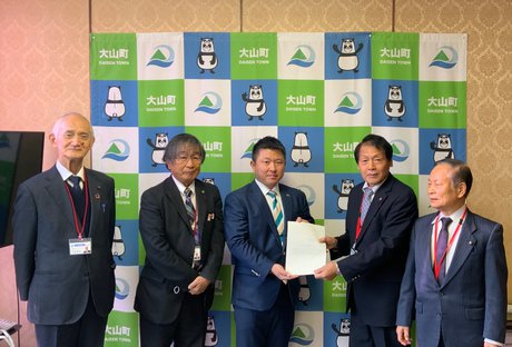（門脇教育民生常任委員長、大原副議長、竹口町長、米本議長、岡田総務経済常任委員長）