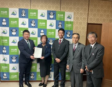 （竹口町長、吉原議長、西本総務経済常任委員長、大森教育民生常任委員長、大原副議長）