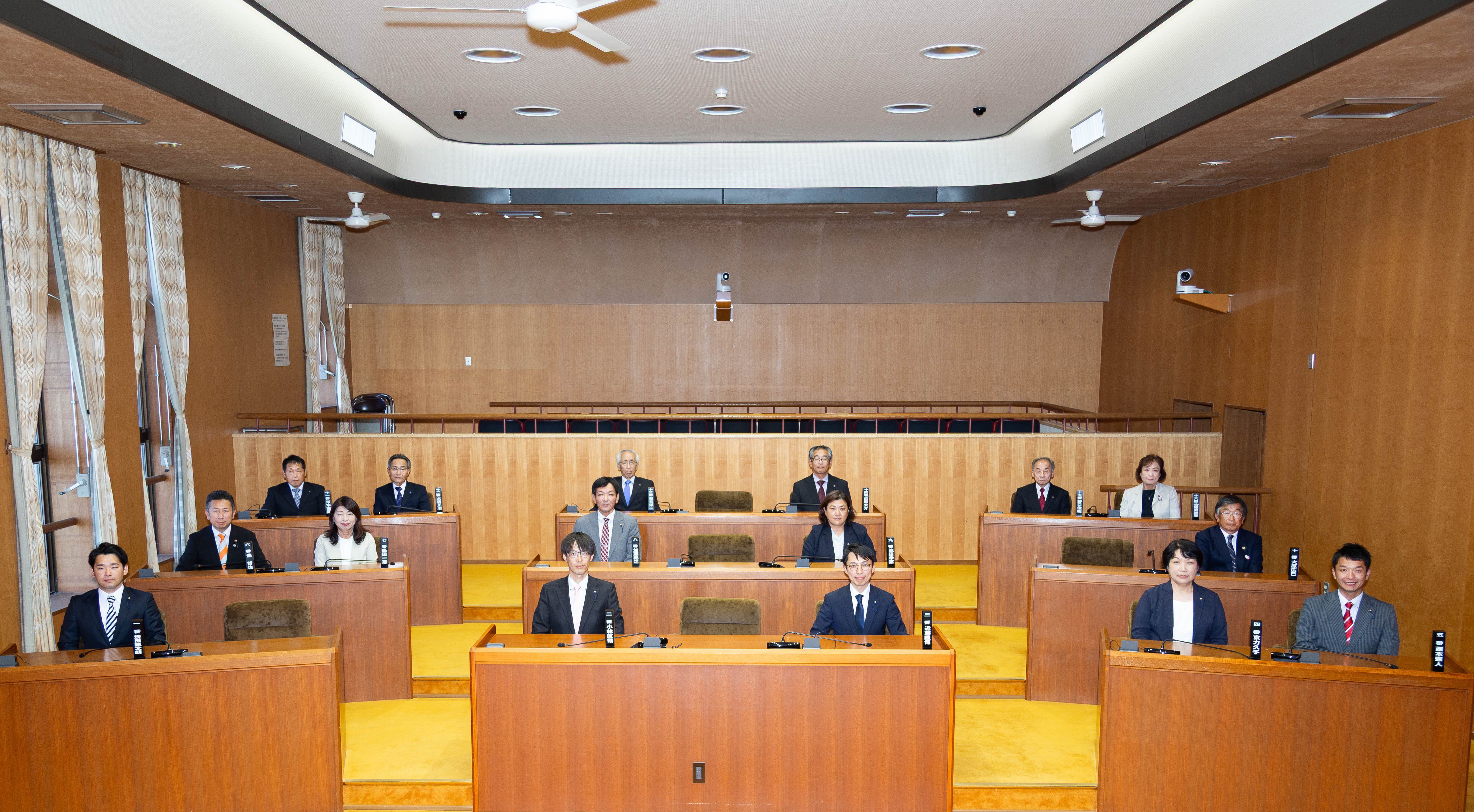 R7集合写真（議場）.jpg